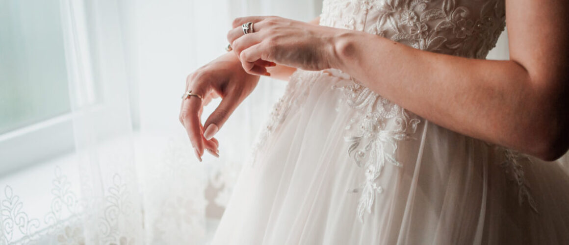 Bride wearing bracelet on the hand
